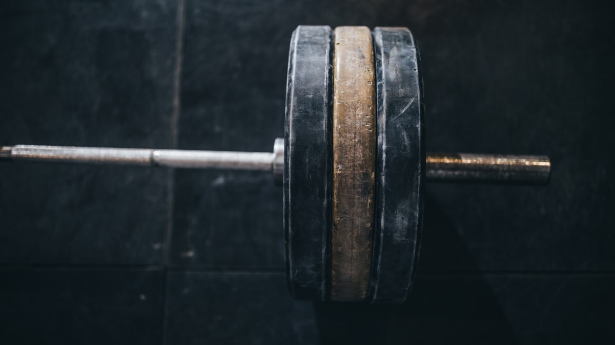 cleaning a rusty barbell